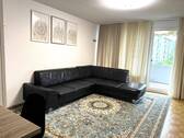 Wohnzimmer mit Parkettboden - 