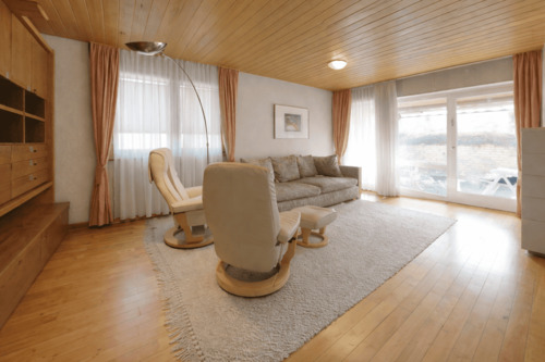 Helles Wohnzimmer - Mehrfamilienhaus, Wohnhaus mit 130,20 m&sup2; in Metzingen zum Kaufen