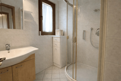 Sauberer und moderner Badezimmerausblick - 
