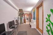 Eingang Praxis EG - 8 Zimmer Mehrfamilienhaus, Wohnhaus zum Kaufen in Wolfratshausen