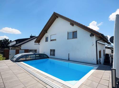 Pool mit Hausansicht - Hochwertiges ZFH mit Garten, Pool und Einliegerwohung in gesuchter Lage von MühlhausenRettigheim