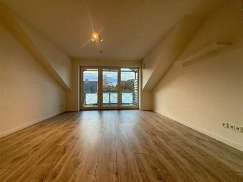 Wohn-/Essbereich mit sonnigem Balkon - 