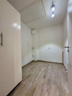 Abstellraum mit WM-Anschluss u. Zugang zum DB - 