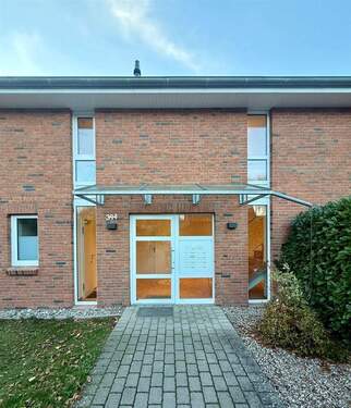 Hausansicht vorne - Hochwertige 2-Zimmer-Whg. mit Einbauküche, Balkon und Carport Kiel-Russee