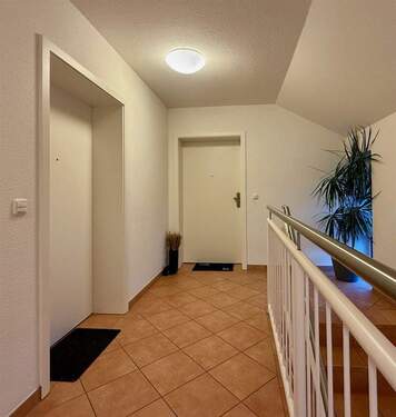 Treppenhaus u. Wohnungseingang - Etagenwohnung mit 50,00 m² in Kiel zur Miete