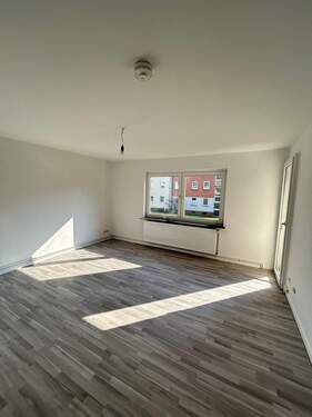 Wohnzimmer - geräumige 3 -Zimmer Wohnung im Erdgeschoss mit Tageslichtbad!