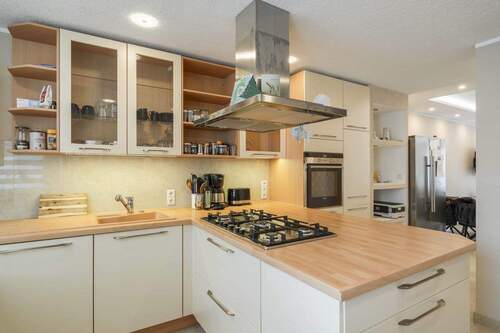 Einbauküche mit Blick zum WZ - 