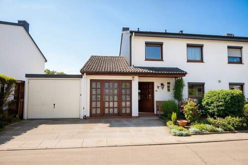 Front - Einfamilienhaus mit Garage in Erichshof
