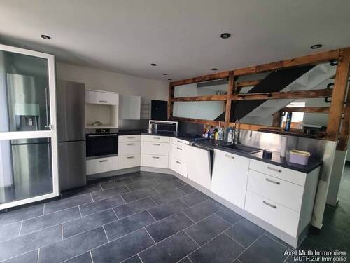 Küche mit Tür zum Hinterausgang - 5 Zimmer Etagenwohnung zum Kaufen in Neckarsulm / Obereisesheim