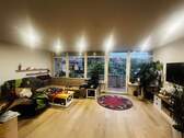 Wohnzimmer mit Balkon - 