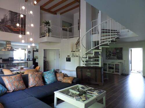 Wohnzimmer mit Wendeltreppe - 
