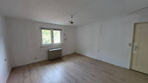 Zimmer mit Einbauschrank im Obergeschoss - 