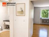 Blick ins Elternschlafzimmer und Duschbad - 