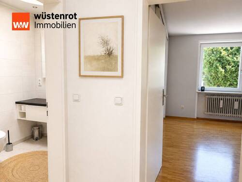 Blick ins Elternschlafzimmer und Duschbad - 
