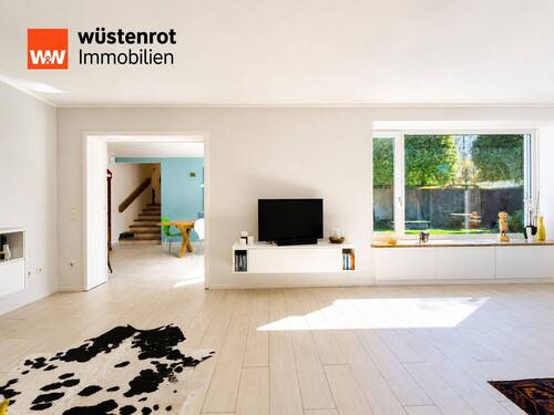 Wohnzimmer mit Blick zur Essdiele - 