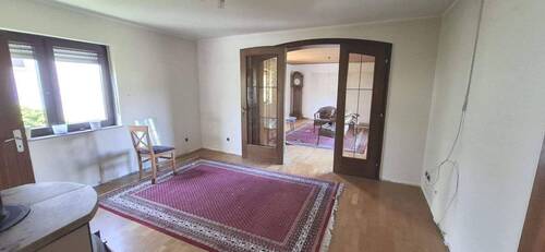 Wohn-Esszimmer mit großer Glastüre - 