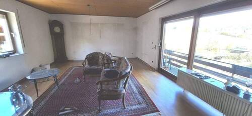 Wohnzimmer mit großer Fensterfront - 