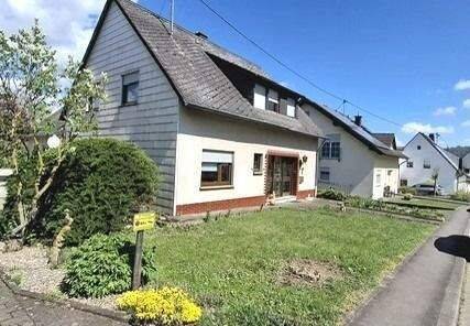 Ansicht mit Vorgarten - 