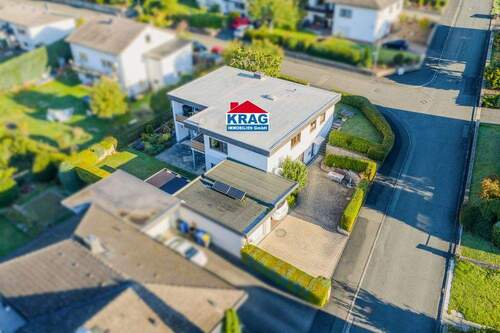 Aufnahme aus der Vogelperspektive - ++ KRAG Immobilien ++ Zwei Generationen: Hauptwohnung mit Weitblick, unten Terrasse ++