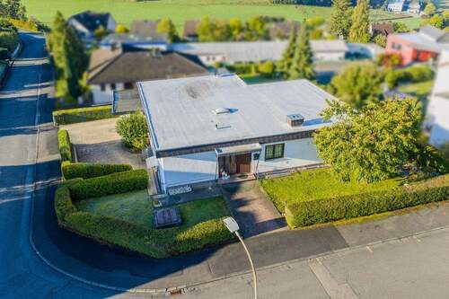 Aufnahme aus der Vogelperspektive - 7 Zimmer Einfamilienhaus zum Kaufen in Bischoffen