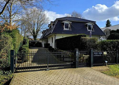 Ansicht Straße - Stilvolles Einfamilienhaus mit großzügigem Garten und klassischer Eleganz