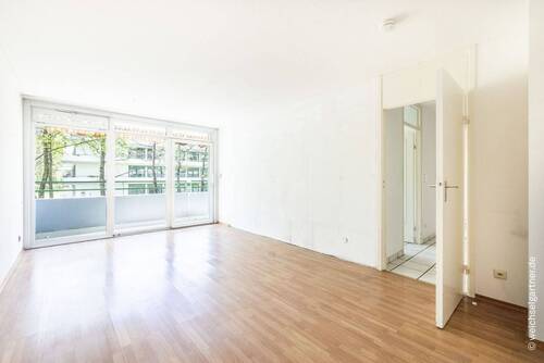 Wohnzimmer mit Balkon - Etagenwohnung mit 79,60 m&sup2; in München zum Kaufen