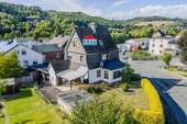 Aufnahme aus der Vogelperspektive - ++ KRAG Immobilien ++ Platz für Wohnen & Arbeiten: 4 Etagen, Garage, Carport, Terrasse ++