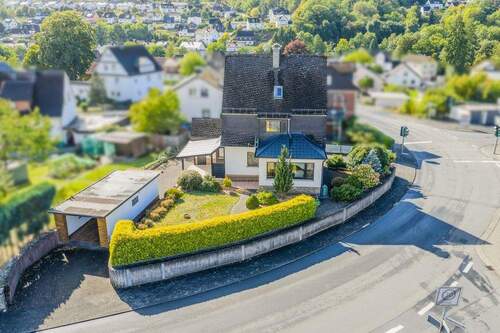 Aufnahme aus der Vogelperspektive - 4 Zimmer Einfamilienhaus zum Kaufen in Eschenburg