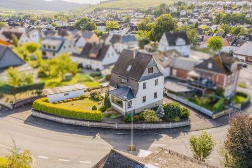 Aufnahme aus der Vogelperspektive - 4 Zimmer Einfamilienhaus in Eschenburg