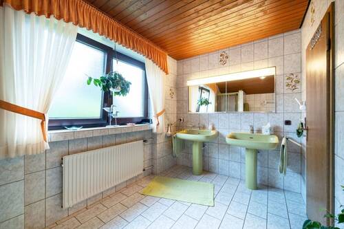 Familienbad mit Badewanne und Dusche - 
