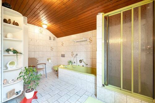Familienbad mit Badewanne und Dusche - 