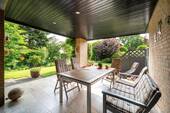 überdachter Terrassenbereich - 6 Zimmer Einfamilienhaus in Gütersloh