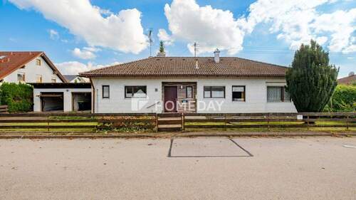 Außenansicht 1 - Zeitloser Bungalow in ruhiger Lage mit Renovierungsbedarf