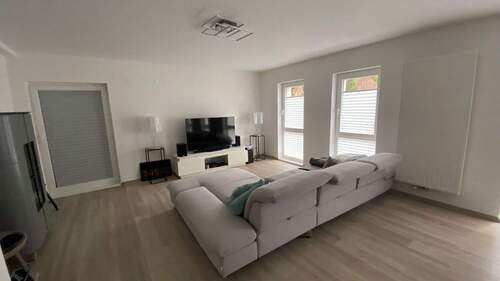 Wohnzimmer im Erdgeschoss mit Ausgang zur Terrasse - 