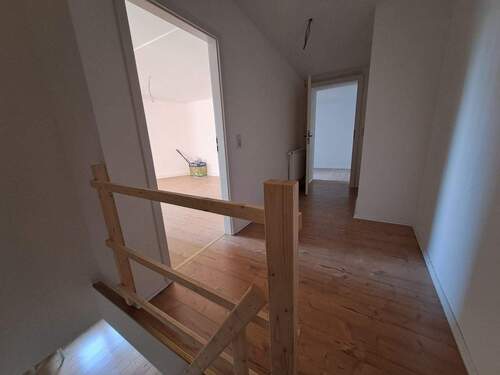 Flur - Etagenwohnung mit 90,00 m&sup2; in Bernburg zur Miete