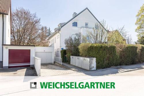 Im Alleinauftrag - Bezugsfreie Dachgeschosswohnung mit schöner Wohnatmosphäre und TG-Einzelstellplatz
