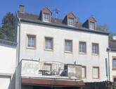 Ansicht Gebäude - NEWEL - BUTZWEILER - Beidseitig angebautes Einfamilienhaus mit Balkon und 2 Stellplätzen