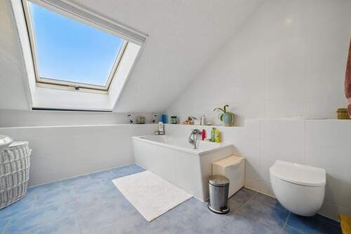 Tageslichtbad mit Badewanne - 