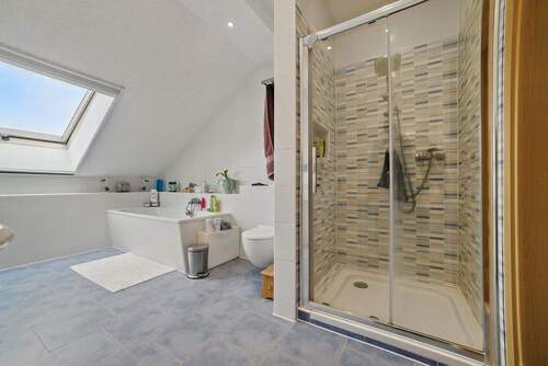 Tageslichtbad mit Badewanne + Dusche - 