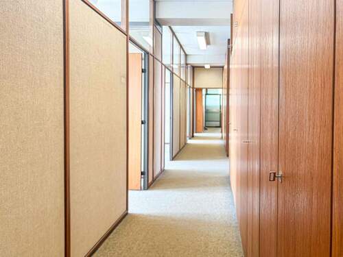 Flur mit Einbauschränken - 