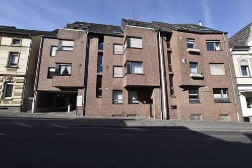 Hausfront - ***Schöne ETW mit PKW-Stellplatz in solidem Wohnhaus - in beste Hände vermietet***