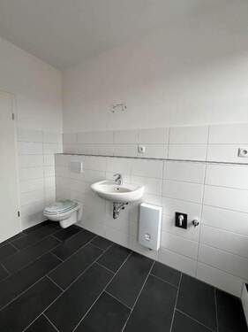 Badezimmer andere Seite - Etagenwohnung mit 110,00 m² in Markranstädt zur Miete