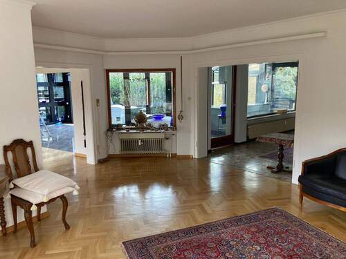 Hauptwohnung im OG mit Zugang zum Wintergarten und Terrasse - 