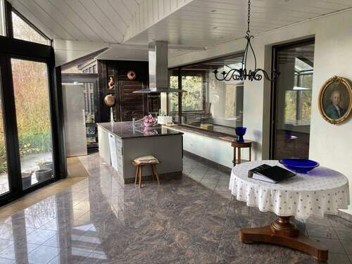 Hauptwohnung OG: Große Küche mit Essbereich im Wintergarten - 