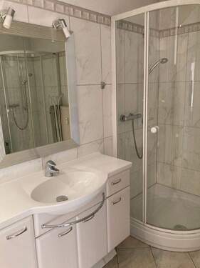 Hauptwohnung OG: Duschbad 1 - 