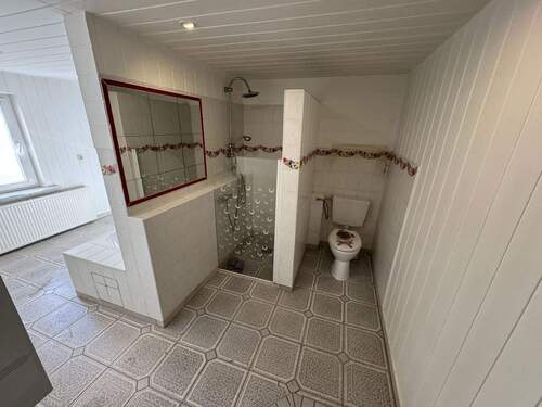 Bad mit Dusche - 