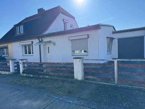 Hauptansicht - Doppelhaushälfte in einer beliebten Wohngegend von Bernburg mit Garage