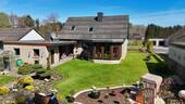 Rückansicht - Seltene Rarität: Einfamilienhaus mit eigenem Waldstück & Wintergarten in gefragter Lage