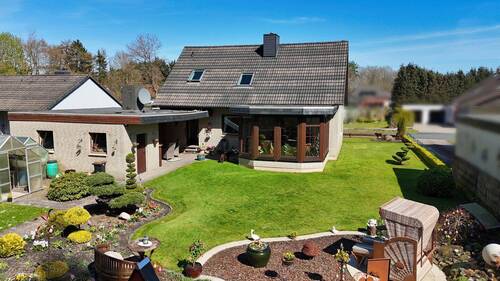 Rückansicht - Seltene Rarität: Einfamilienhaus mit eigenem Waldstück & Wintergarten in gefragter Lage