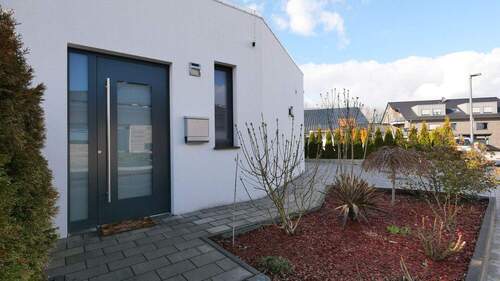 Eingang zur Einliegerwohnung - 8 Zimmer Einfamilienhaus zum Kaufen in Bad Wünnenberg